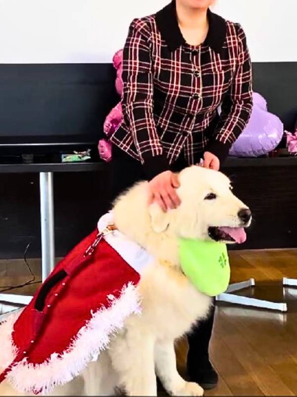 看板犬ジーナ 引退セレモニー スピーチ中に寄り添うジーナ
